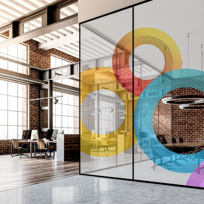 Uso de vinilo esmerilado para privacidad en salas de reuniones