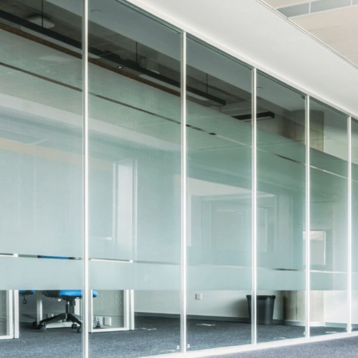 Aplicación de vinilo esmerilado imprimible en vidrieras comerciales